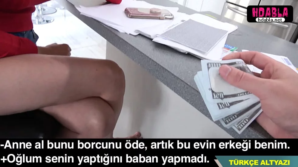 18 yaşındaki yeğenimi amcamın huzurunda ilişkiye girdim.