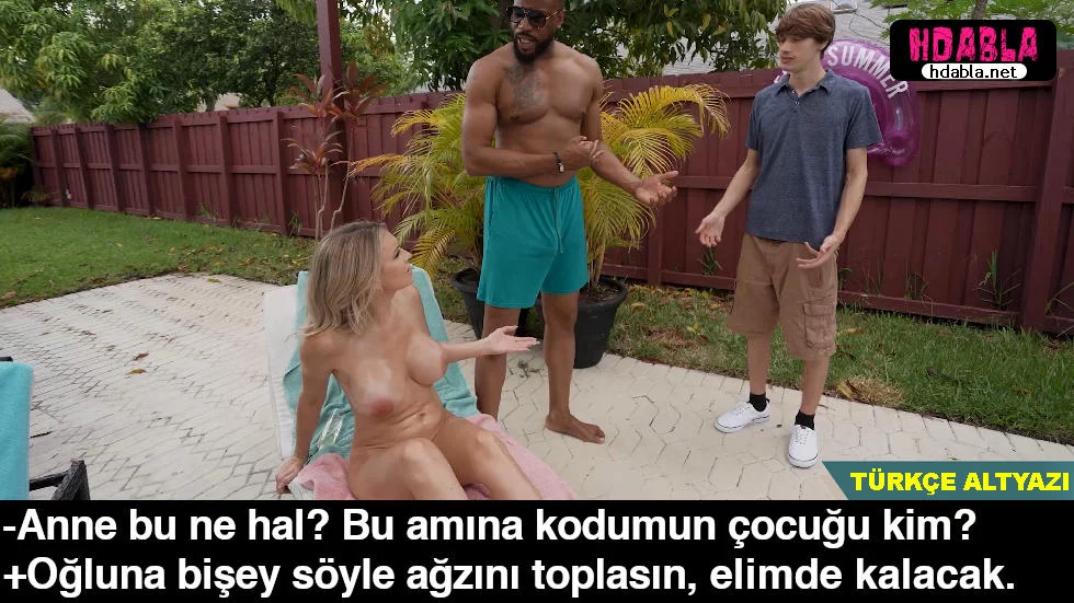 Japon stiliyle birleşen trend olan külotlu çorap giyen kişi