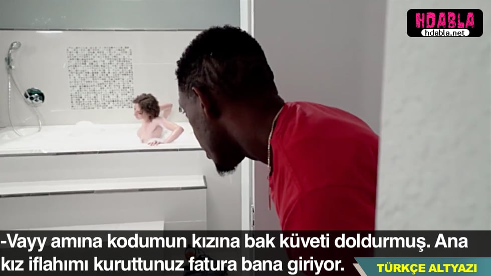 Üvey annem, eğlenceli bir etkinlik olan karnavala katılıyor.